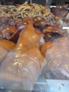 Groin de porc / Pattes de poulet Groin de cochon et pattes de poulet